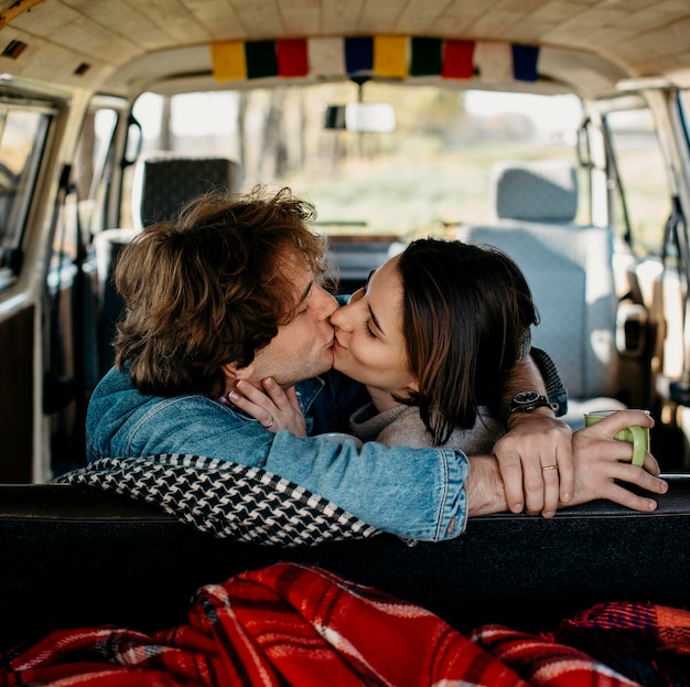 Бесплатное фото Мужчина и женщина целуются в фургоне