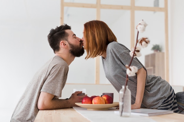 Бесплатное фото Мужчина и женщина целуются на кухне
