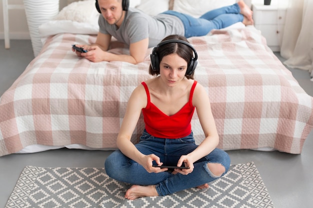 Бесплатное фото Мужчина и женщина играют в видеоигры