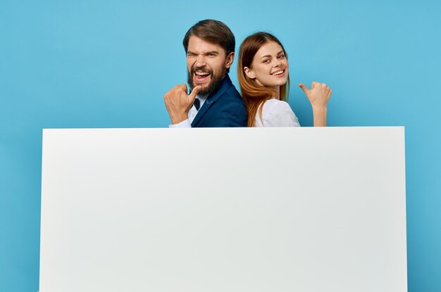 白い​モックアップポスター​広告​サイン​孤立した​背景​を​持つ​男​と​女