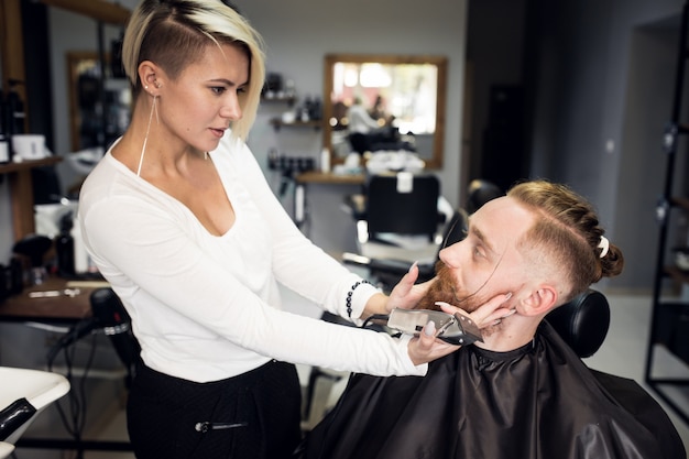 Free photo man in barbershop