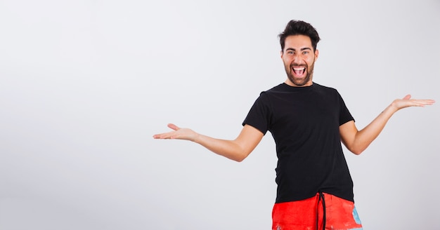 Free photo man in beachwear laughing wildly