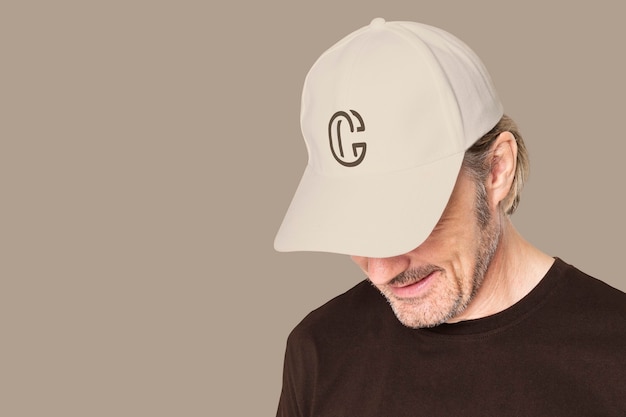 Free photo man in beige cap with c logo for men's apparel shoot