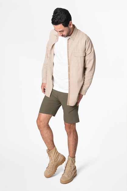 Foto gratuita uomo in giacca beige e pantaloncini streetwear full body