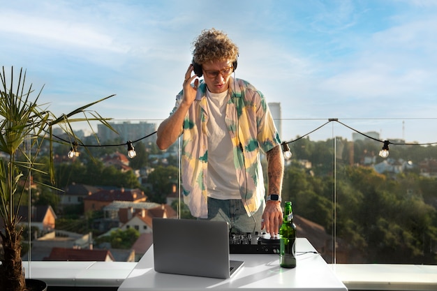 Foto gratuita uomo che fa il dj al tiro medio della festa