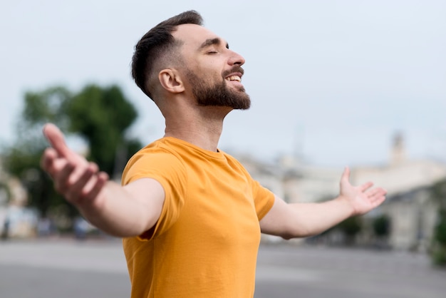 屋外にいることに満足している男