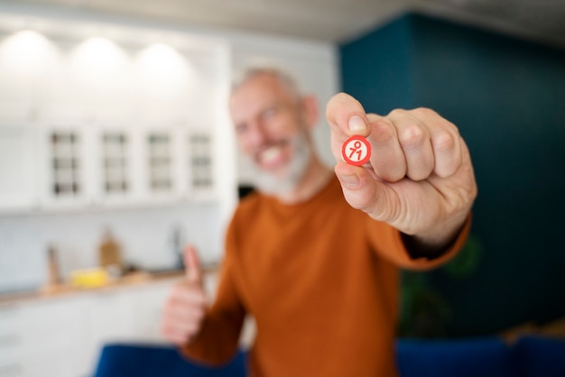 L'uomo è appassionato di giocare a bingo