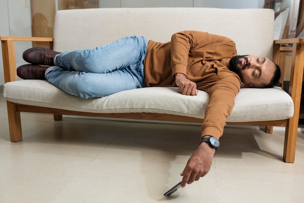 Foto gratuita l'uomo è stanco dopo aver passato del tempo sul suo smartphone