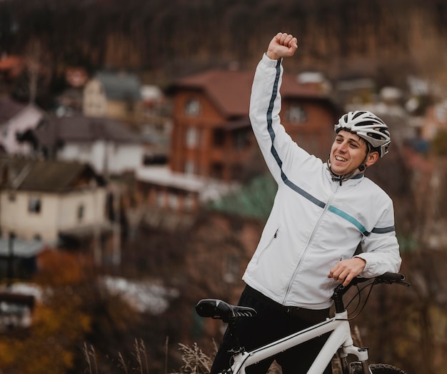 自転車に乗った後、勝利した男