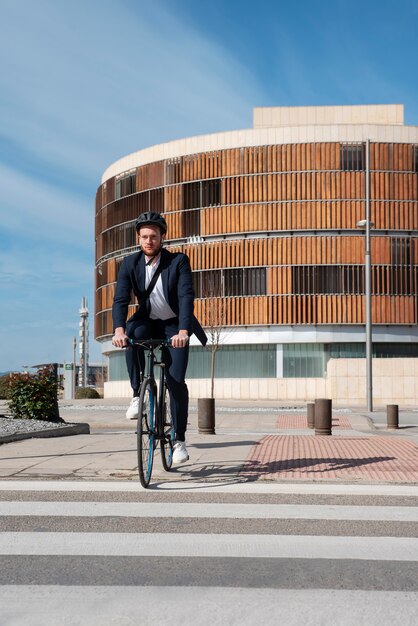 フルショットで仕事に行く自転車の男