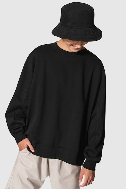 黒のセーターと黒のバケツ帽子の青年アパレル撮影の男