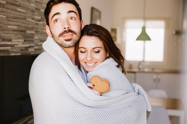 クッキーを持つ包括的な女性を包む男