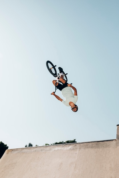 Bmx 자전거 skatepark에서 점프를 수행에 남자