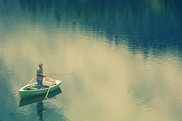 湖のボートに乗った男