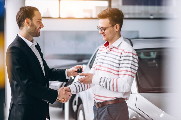 男は車を買う