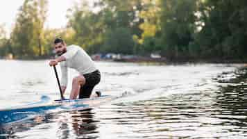 Foto gratuita uomo in canoa per bambini