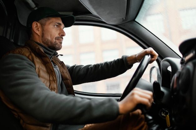 車の運転中の男