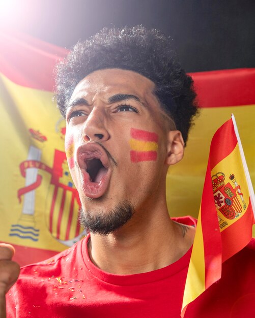 スペインの旗を応援し、保持している男