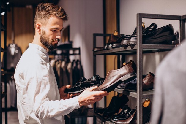 Мужчина выбирает обувь в мужском магазине
