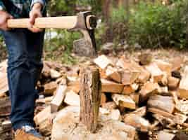 Foto gratuita uomo che taglia un po 'di legno