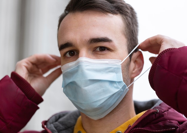 Foto gratuita uomo in città che indossa la mascherina medica