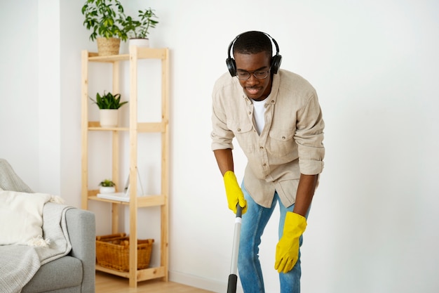 Free photo man cleaning floor with mop front view