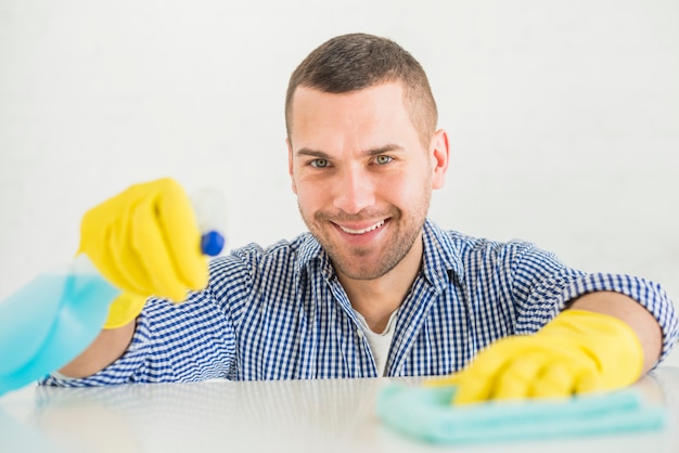 Foto gratuita uomo che pulisce la sua casa