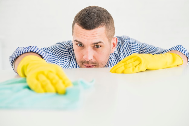 Free photo man cleaning his home