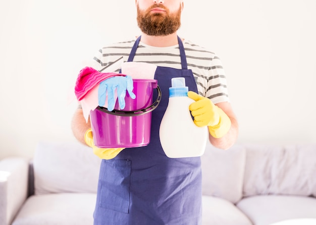 Foto gratuita uomo che pulisce la sua casa