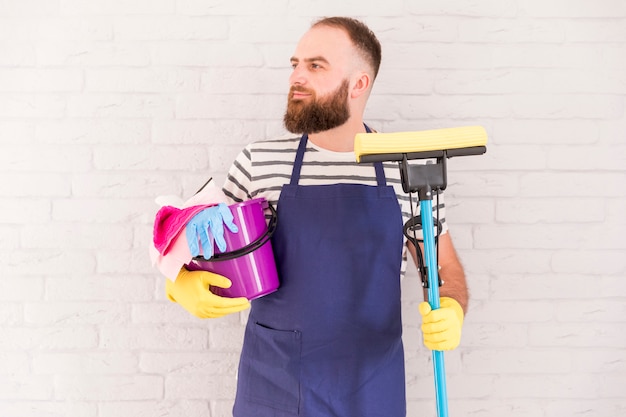 Foto gratuita uomo che pulisce la sua casa