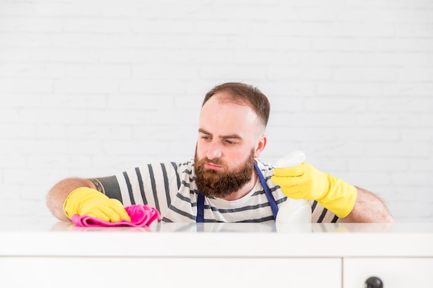 Foto gratuita uomo che pulisce la sua casa