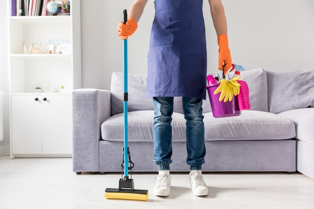 Foto gratuita uomo che pulisce la sua casa