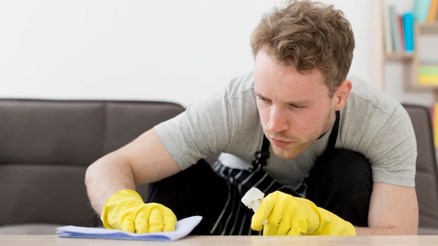 Free photo man cleaning table