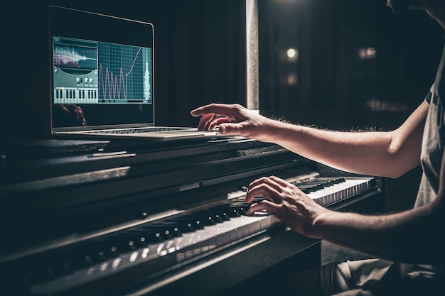 Foto gratuita un uomo compositore produttore arrangiatore cantautore musicista mani che organizzano la musica