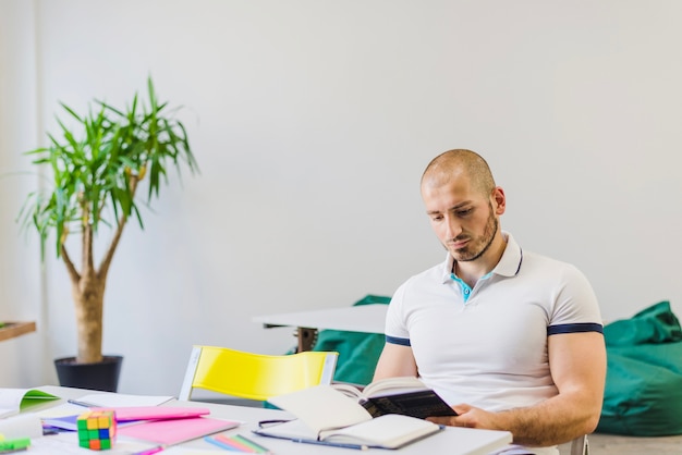 Foto gratuita l'uomo si è concentrato sugli studi