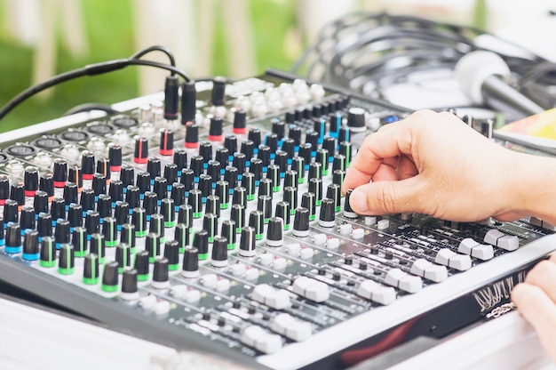 Pannello di controllo della console del mixer audio di controllo uomo