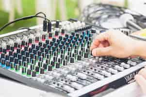 Foto gratuita pannello di controllo della console del mixer audio di controllo uomo