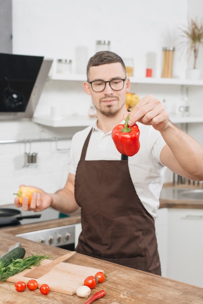 家で料理する男