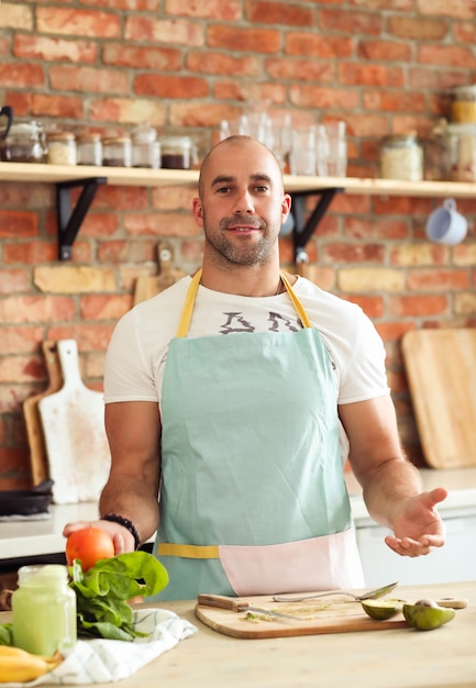 Free photo man cooking