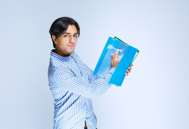 Free photo man correcting mistakes and returning report folders to his colleague. high quality photo