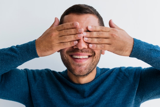 Foto gratuita uomo che copre entrambi gli occhi con le mani