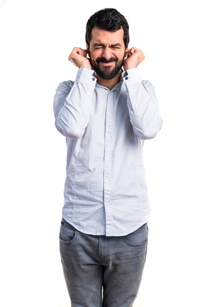 Foto gratuita l'uomo che copre le orecchie