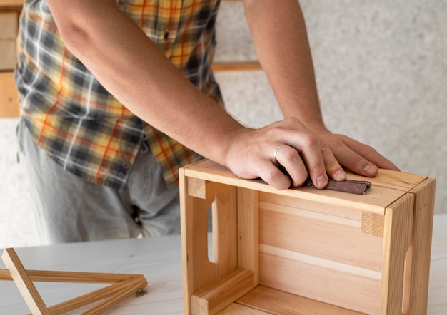 Foto gratuita uomo che realizza un primo piano della scatola di legno