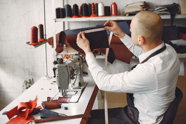 L'uomo crea articoli in pelle