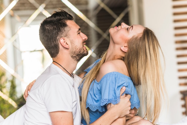 Uomo che stringe a sé una giovane donna