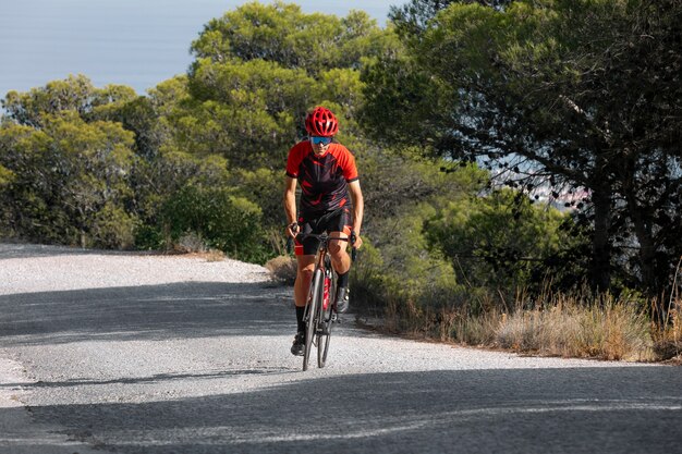 Foto gratuita uomo in bicicletta all'aperto con la sua bici e casco