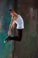 Foto gratuita l'uomo che balla la coreografia hip hop