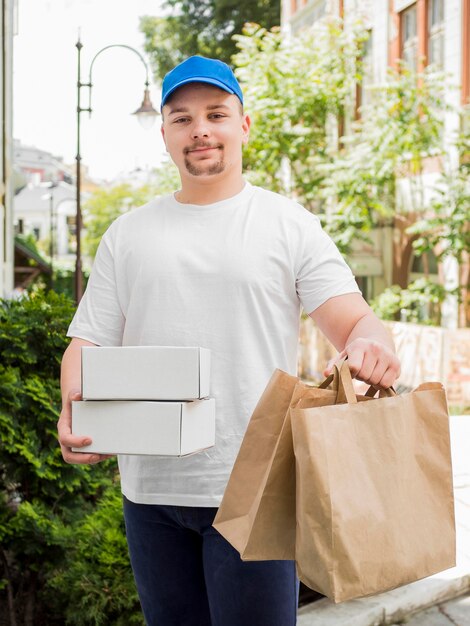 バッグやボックスを提供する男