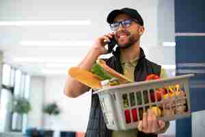 Free photo man delivering groceries to customers