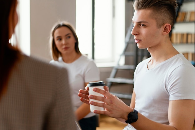 Foto gratuita uomo che discute alla riunione di terapia